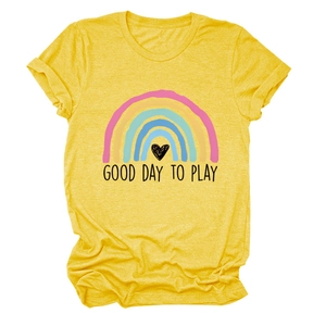 Dettaglio di una t-shirt gialla a girocollo con stampa arcobaleno Good Day to Play e risvolto