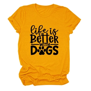 Detailansicht eines senfgelben Baumwoll-T-Shirts mit Life is Better With Dogs Motiv