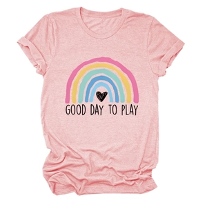Dettaglio della maglietta rosa chiaro con stampa arcobaleno e scritta Good Day to Play