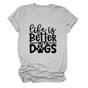 Detailansicht des Life is Better With Dogs Grafikdrucks auf grauem Baumwoll-T-Shirt