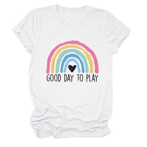 Dettaglio maglietta bianca in cotone con stampa arcobaleno e testo Good Day To Play