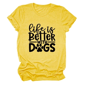 Nahaufnahme des Life is Better With Dogs Grafikdrucks auf ingwergelbem Baumwoll-T-Shirt
