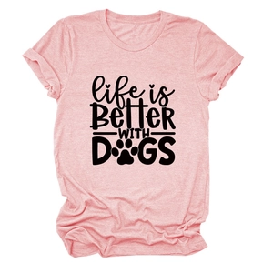 Detail der rosa Baumwollmischung mit Life is Better With Dogs Aufdruck und Pfote