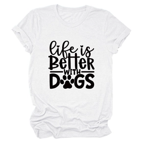 Detail eines weißen Baumwoll-T-Shirts mit Aufdruck life is BETTER WITH DOGS und Pfote