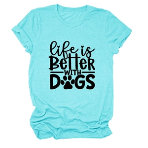 Detailansicht des Life is Better With Dogs Slogans und Pfotenabdrücken auf hellblauem T-Shirt