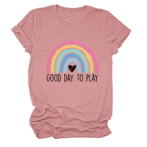 Dettaglio della stampa arcobaleno Good Day to Play e cuore nero su t-shirt rosa
