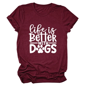 Detail von weinrotem Life is Better With Dogs T-Shirt mit hochwertigem weißem Druck