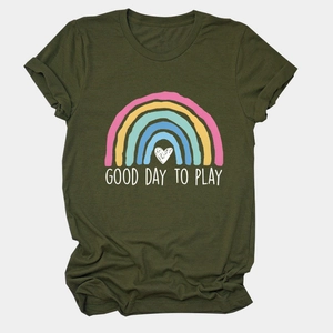 Dettaglio della stampa arcobaleno con cuore e testo GOOD DAY TO PLAY su t-shirt verde militare