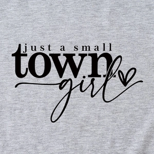T-shirt gris pour femme avec imprimé 'just a small town girl' et graphique de coeur