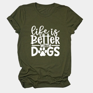 Detail eines armee-grünen Baumwoll-T-Shirts mit Life is Better With Dogs-Druck und Tatze