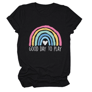 Dettaglio dello slogan Good Day to Play e stampa arcobaleno su t-shirt in cotone nero