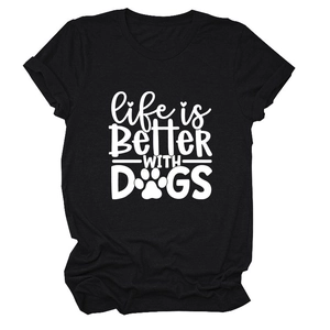 Detail des Life is Better With Dogs Grafikdrucks auf einem schwarzen Kurzarm-T-Shirt