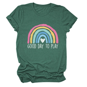 Dettaglio della t-shirt verde scuro con stampa arcobaleno e scritta Good Day to Play