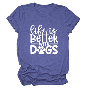 Detail der Life is Better with Dogs Aufschrift und Pfotenabdruck auf lila T-Shirt