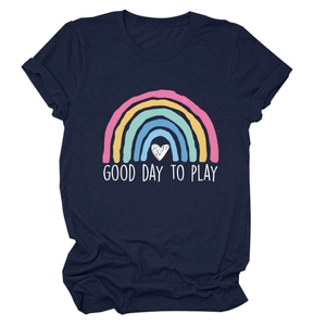 Dettaglio della stampa arcobaleno e testo Good Day to Play su t-shirt blu scuro