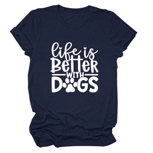 Dunkelblaues T-Shirt mit Life is Better With Dogs Aufdruck und kleinen Pfotenmotiven