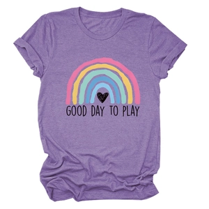 Dettaglio della maglietta viola a girocollo con stampa arcobaleno e slogan Good Day To Play