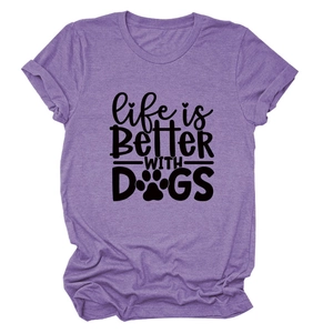 Detail eines lila melierten T-Shirts mit Life is Better With Dogs Print und Pfotenmuster