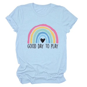 Dettaglio della maglietta in cotone azzurro con grafica arcobaleno Good Day to Play