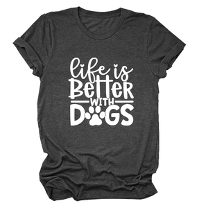 Detail des Aufdrucks life is BETTER WITH DOGS auf dunkelgrauem Baumwoll-Misch-T-Shirt