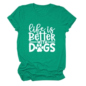 Detailansicht des Life is Better With Dogs Grafikdrucks auf grünem Baumwoll-T-Shirt