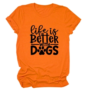 Detail des Life is Better With Dogs Aufdrucks auf orangefarbenem Baumwoll-T-Shirt