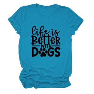 Flach liegendes türkises T-Shirt mit Life is Better With Dogs Aufdruck und Pfotenmotiven