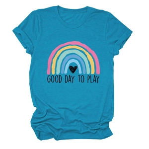 Dettaglio della maglietta verde acqua con stampa arcobaleno e scritta Good Day to Play