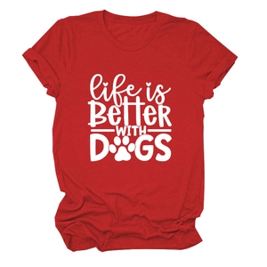 Detail des roten Baumwoll-T-Shirts mit Life is Better With Dogs Print und Strickstruktur