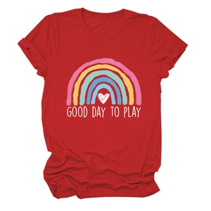 Dettaglio della t-shirt in cotone rosso con grafica arcobaleno e cuore Good Day to Play
