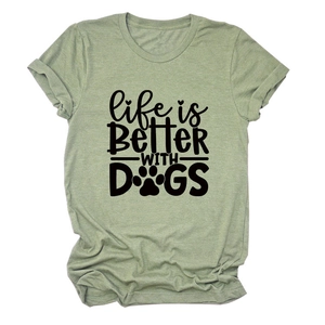 Detail des Life is Better WITH DOGS Aufdrucks auf dem salbeigrünen T-Shirt