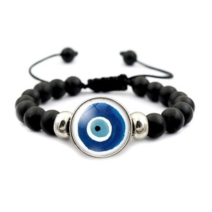 Détail du bracelet œil turc avec perles noires mates et cordon réglable