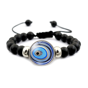 Gros plan d'un bracelet Evil Eye en perles noires mates avec cordon tressé réglable noir