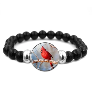 Bracciale elastico con perline nere e ciondolo rotondo in vetro con uccello cardinale