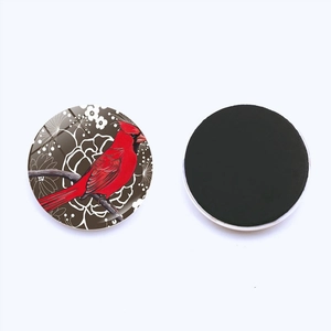 Vista frontal y trasera de un imán de vidrio de 25mm con diseño de pájaro cardenal rojo