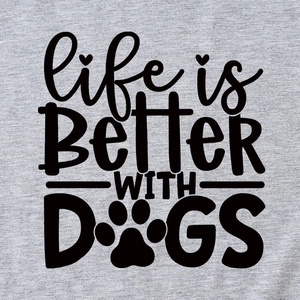 Hellgraues Baumwoll-T-Shirt mit schwarzem Life is Better With Dogs Spruch und Pfote