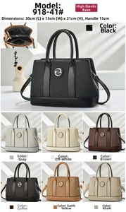 Dettaglio della borsa trapezoidale capiente con trama intrecciata e finitura in PU