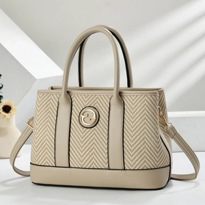 Borsa tote beige intrecciata con ornamento in metallo dorato e tracolla regolabile