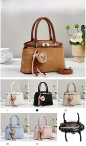 Tabella taglie dettagliata per borsa a tracolla da donna con sei colori e dimensioni reali
