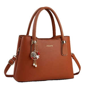Sac à main élégant marron en cuir grainé avec pendentifs dorés et bandoulière réglable