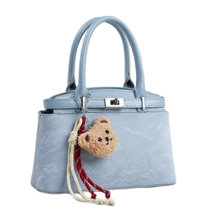 Elegante borsa a tracolla plissettata azzurra da donna con ciondolo a forma di orso