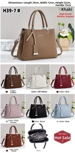 Detailed size chart of women's shoulder bag with internal structure and color options