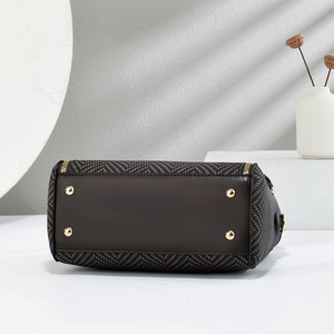 Gros plan du fond du sac tissé en cuir marron foncé avec des clous de protection dorés
