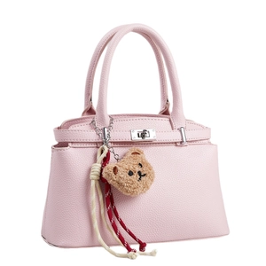 Rosa Handtasche mit Litschi-Struktur, Silberverschluss und Plüschbär-Anhänger