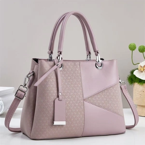 Elegante borsa a mano lavanda con pannelli testurizzati e tracolla in argento lucido