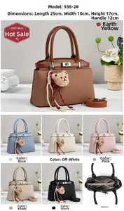 Détails de la texture tissée, du fermoir en métal et des poches intérieures de ce sac à main