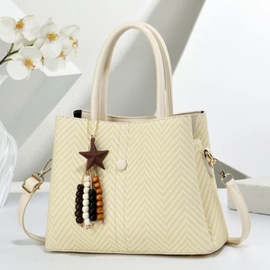 Schicke beige gewebte Tragetasche mit Sternanhänger und Holzperlen auf minimalistischem Display