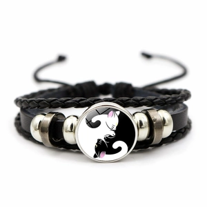 Vue détaillée du bracelet en cuir tressé avec dôme en verre chat Yin Yang et perles
