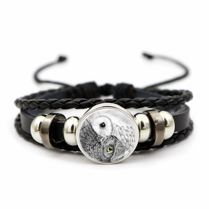 Vue détaillée du bracelet multicouche en cuir tressé avec cabochon en verre motif hibou