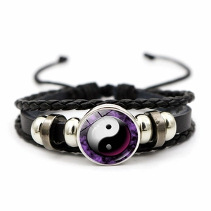 Détail du cabochon Yin Yang sur bracelet en cuir tressé multicouche avec cordon réglable